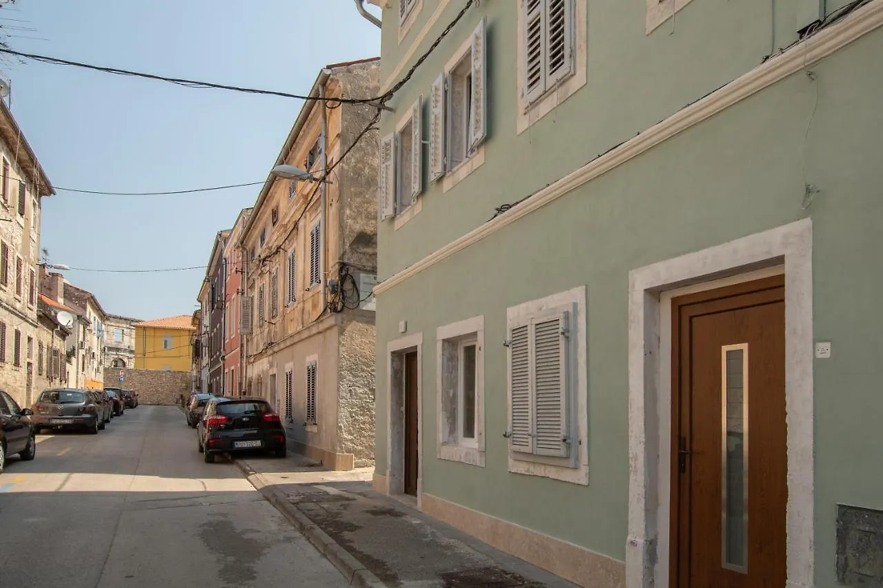 Apartments Nesatcium Pola 0*,